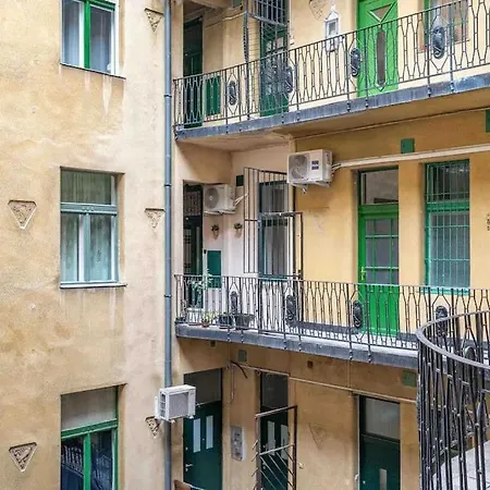 Gem Lively 7th District Near New York Cafe Appartement
